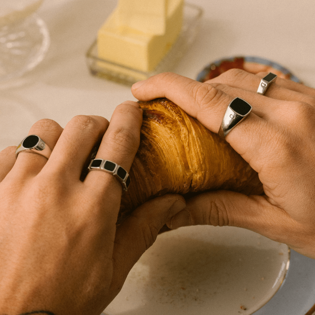 Onyx Oval Stone Signet Ring (Silver)